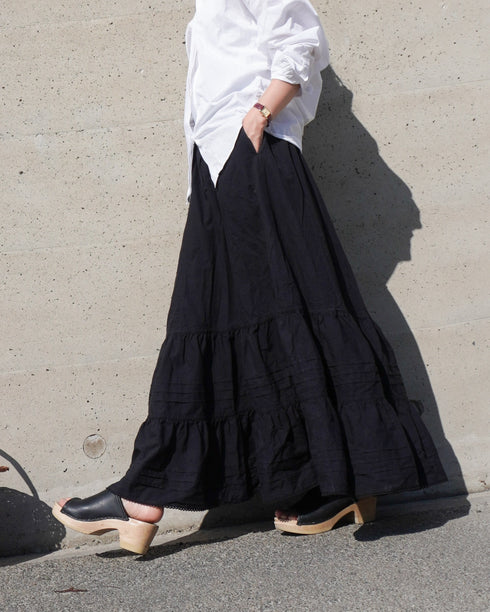 Tuck Tiered Skirt / White・Black
