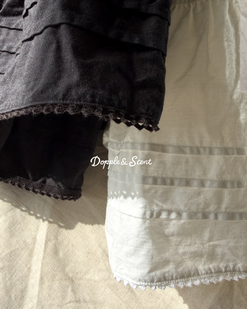 Tuck Tiered Skirt / White・Black