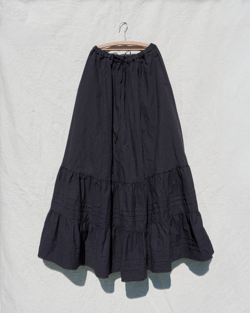 Tuck Tiered Skirt / White・Black