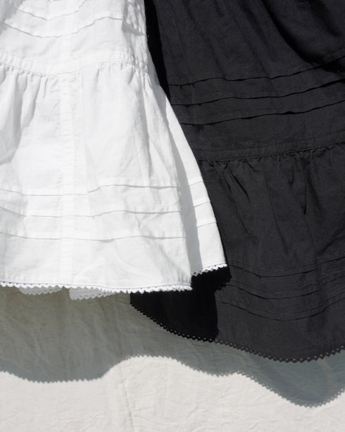 Tuck Tiered Skirt / White・Black